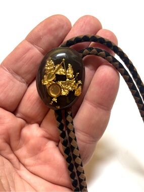 Vintage Gold Mining Leather Bolo Tie
Resin Gold Flakes